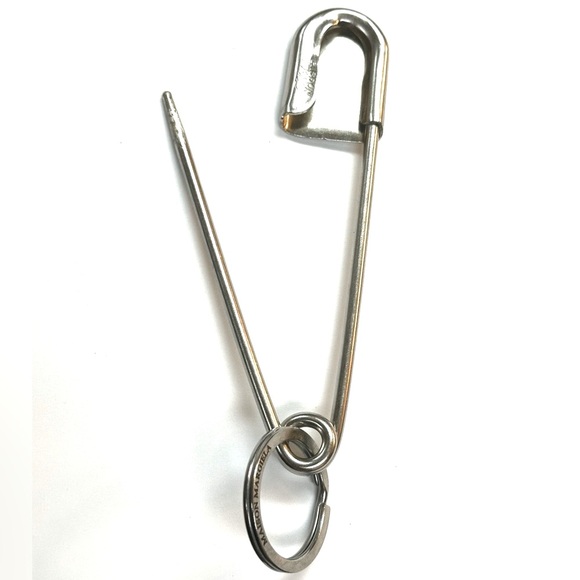 Maison Margiela Jumbo Safety Pin Key Ring Charm - Picture 7 of 7